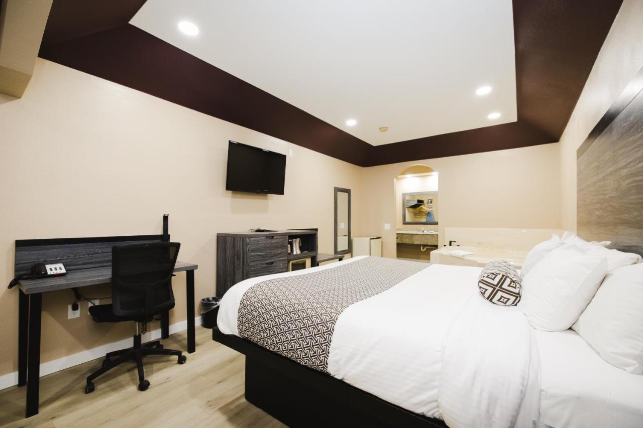 Sapphire Inn & Suites Channelview Bagian luar foto