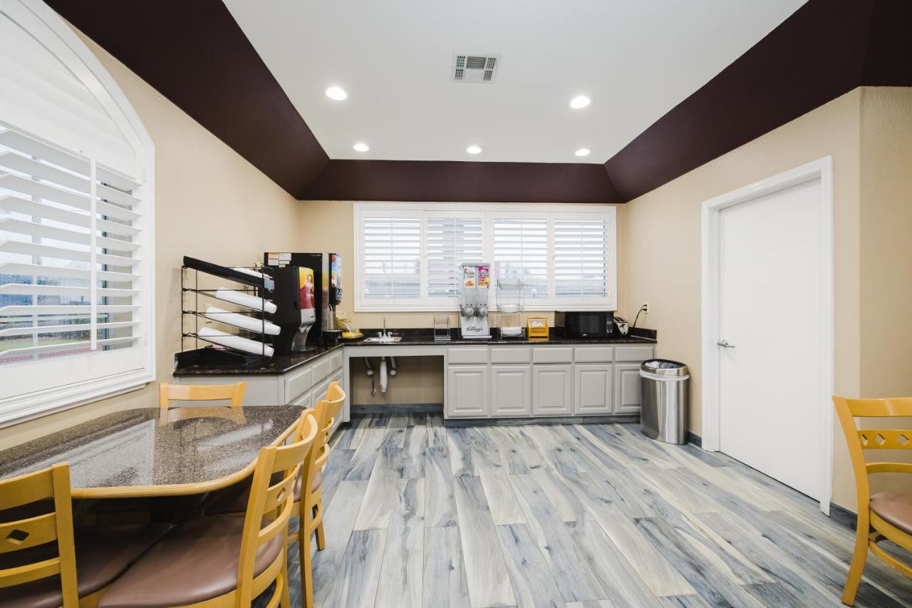 Sapphire Inn & Suites Channelview Bagian luar foto