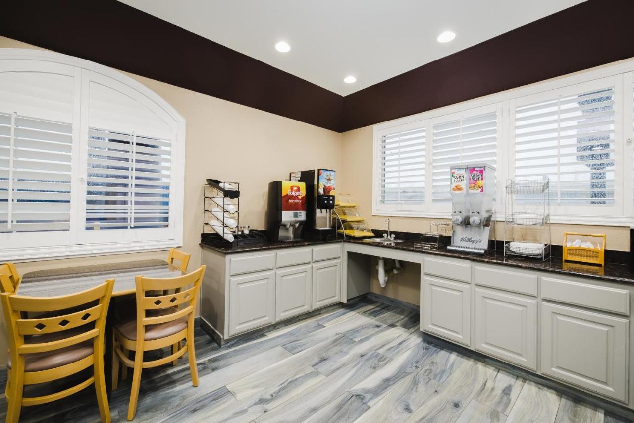 Sapphire Inn & Suites Channelview Bagian luar foto